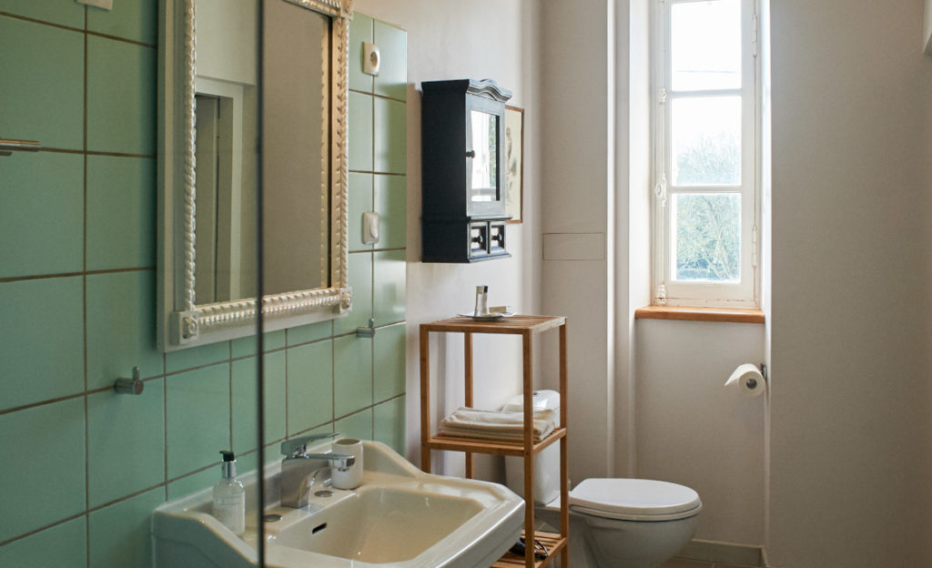 bed and breakfast view garden douche tombelaine