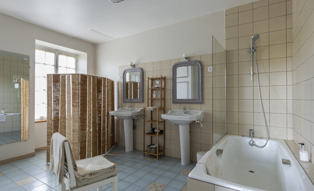 grande salle de bain privative baignoire charme
