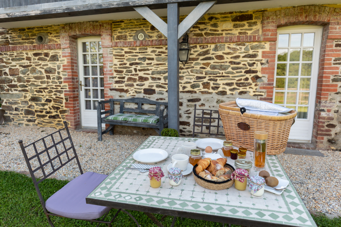 a.petit-dejeuner-jardin-gite