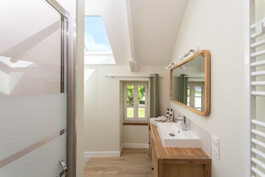 Salle de bain avec douche privative