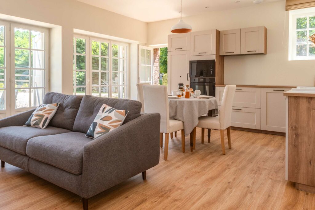 Gîte baie mont saint michel cuisine jardin salon